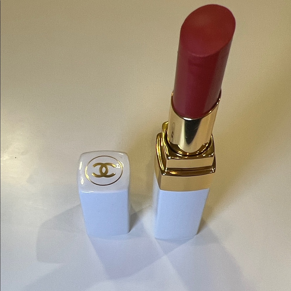 CHANEL Luxurious Scarlet Lipstick